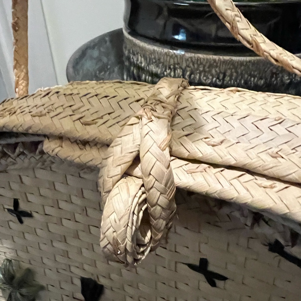Fish-Shaped Woven Handbag with Colorful Embroidery - Picture 4 of 4